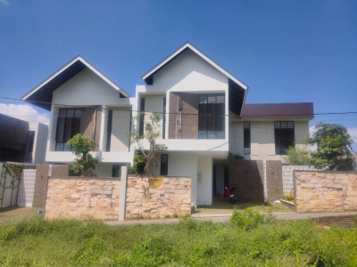 Dijual Villa Jalan Pantai Mengening Cemagi tampak depan mewah